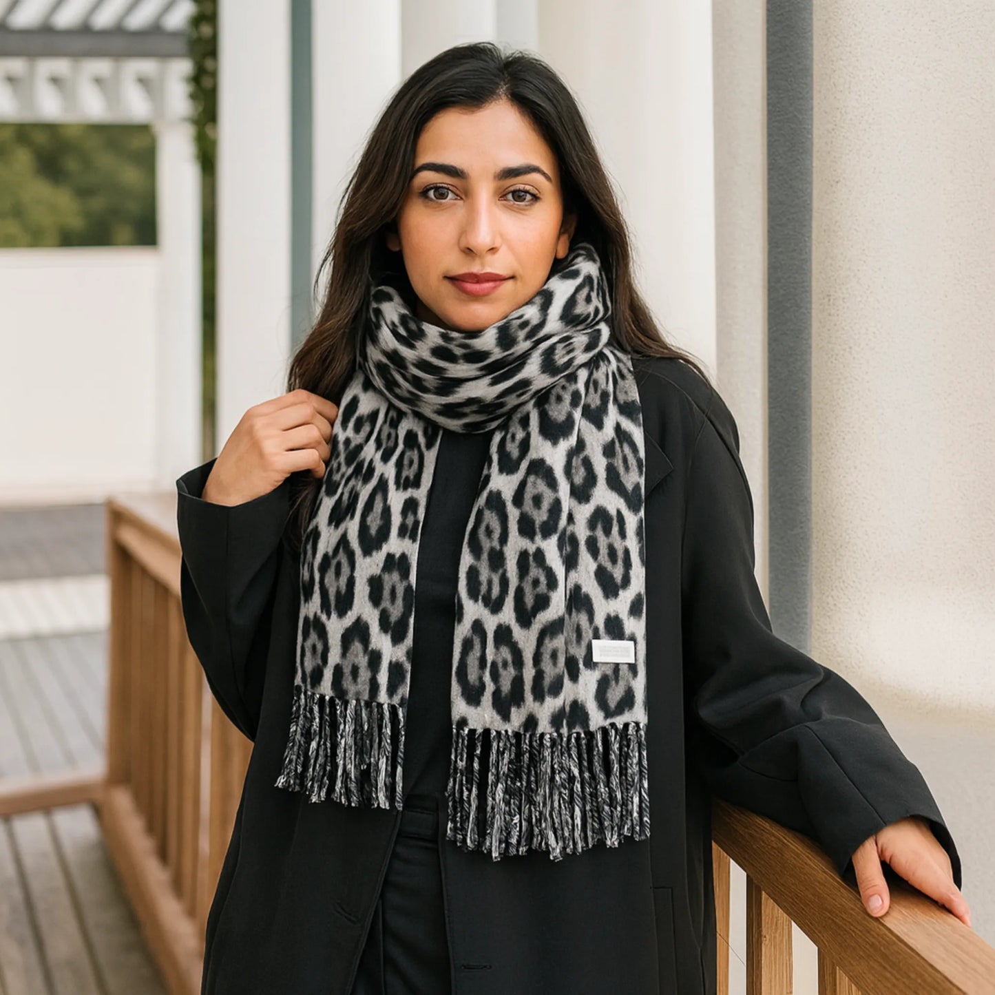 Écharpe léopard grise femme – châle long chaud – Maison Amavia