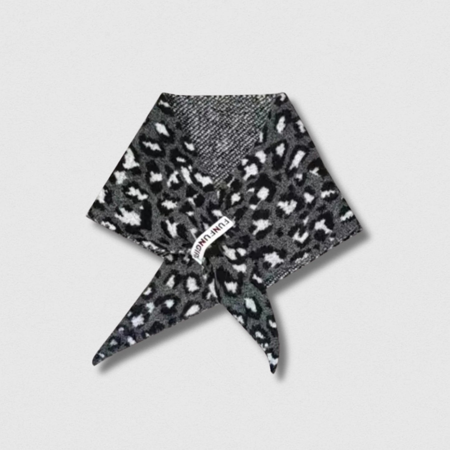 Écharpe léopard triangulaire grise femme – Maison Amavia