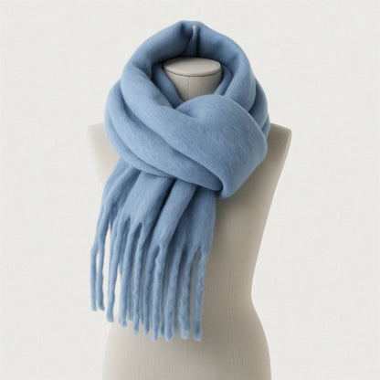 Écharpe bleu brume douce et longue à franges – présentation sur mannequin studio Maison Amavia