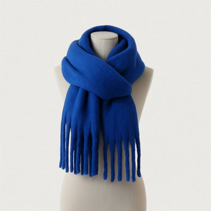 Écharpe bleu roi douce et épaisse, présentée sur mannequin en studio — Maison Amavia