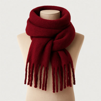 Écharpe oversize rouge bordeaux avec franges, portée sur un mannequin beige Maison Amavia