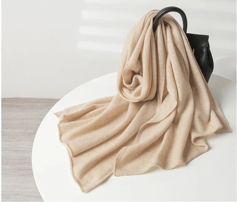 Écharpe 100 % laine beige sable 180×32 cm, douceur naturelle et teinte apaisante.