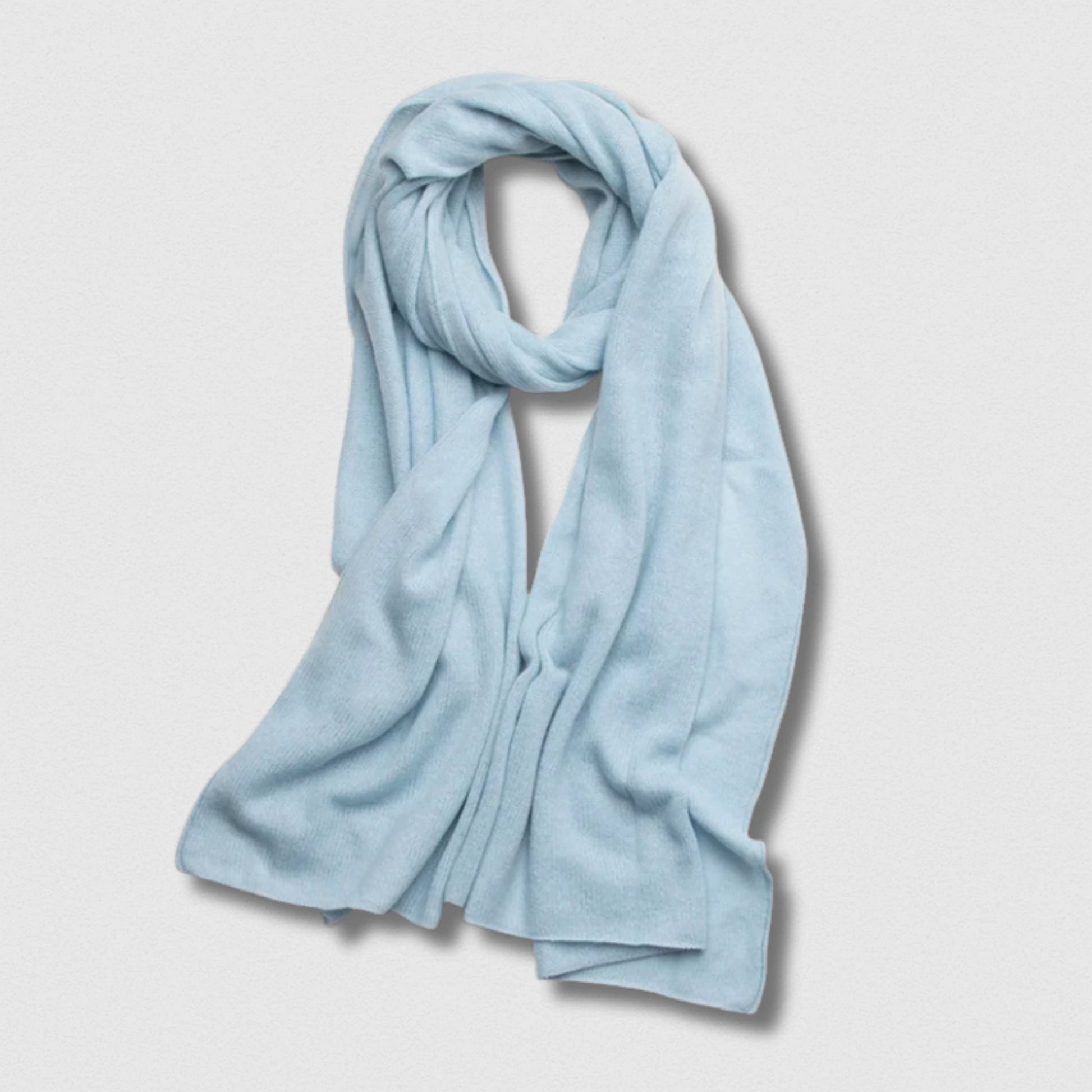 Écharpe 100 % laine bleu ciel 180×32 cm, légèreté et douceur apaisante.