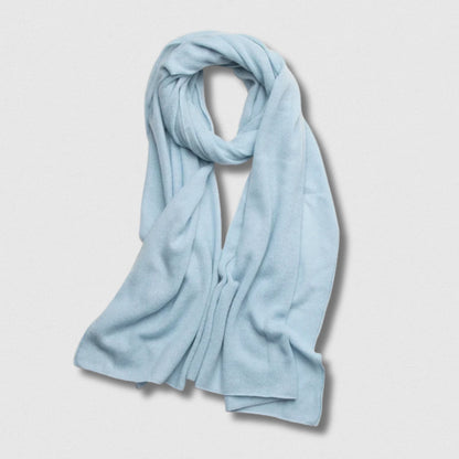 Écharpe 100 % laine bleu ciel 180×32 cm, légèreté et douceur apaisante.