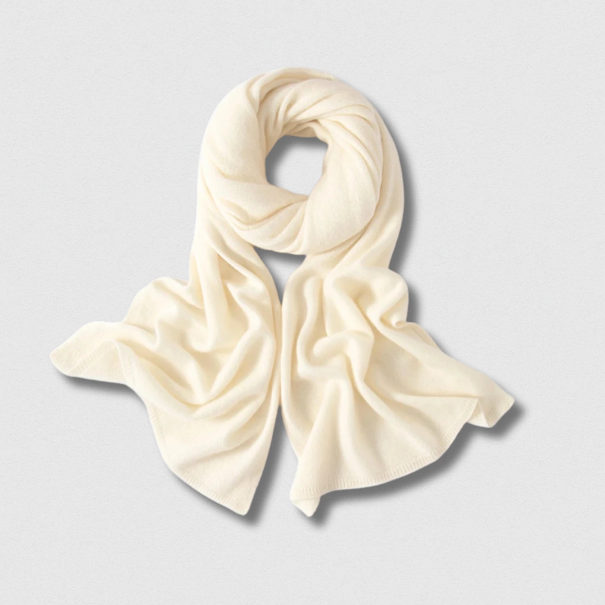 Écharpe 100 % laine ivoire doux 180×32 cm, pureté et chaleur naturelle.