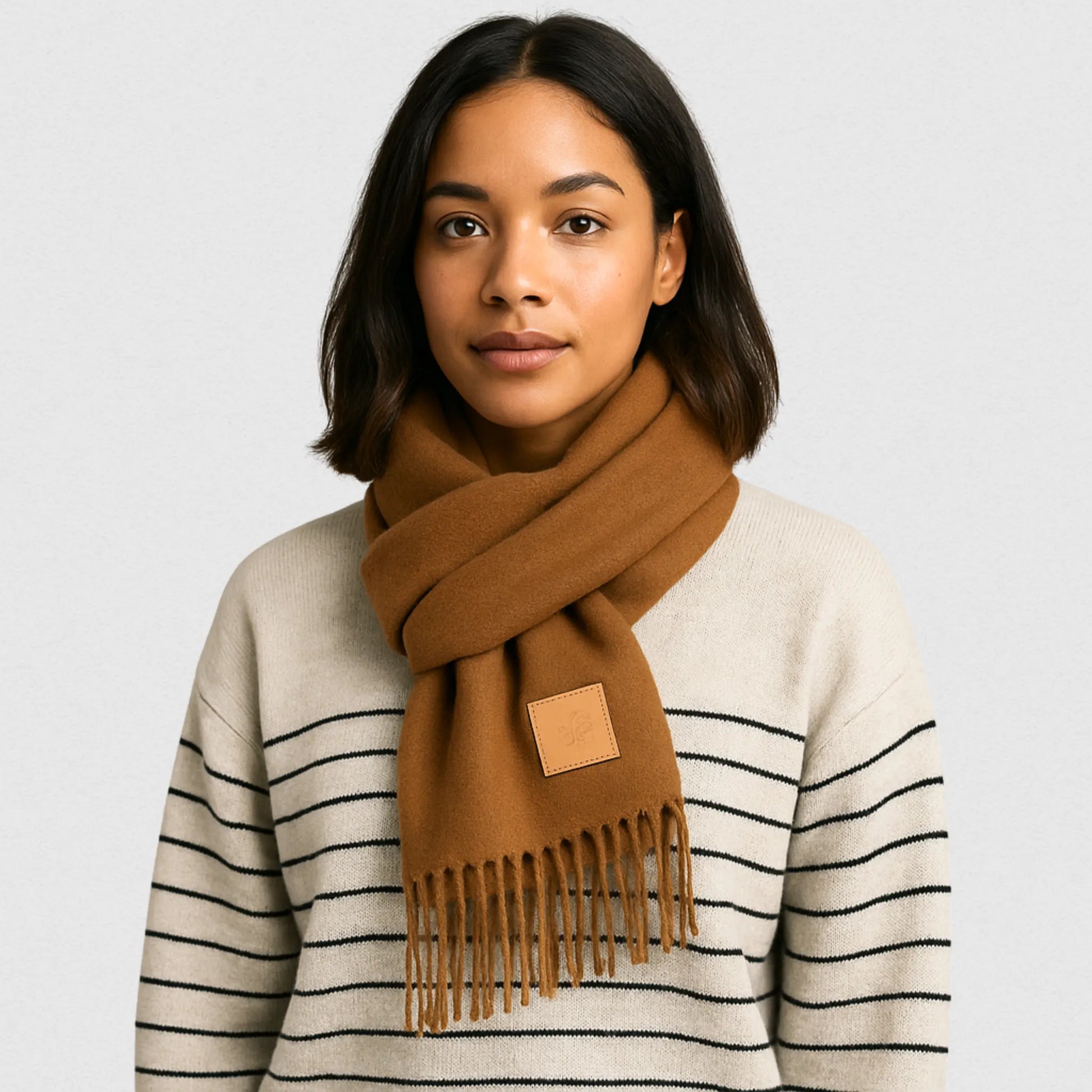 Écharpe double face camel portée par une jeune femme en studio photo | Maison Amavia