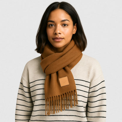 Écharpe double face camel portée par une jeune femme en studio photo | Maison Amavia