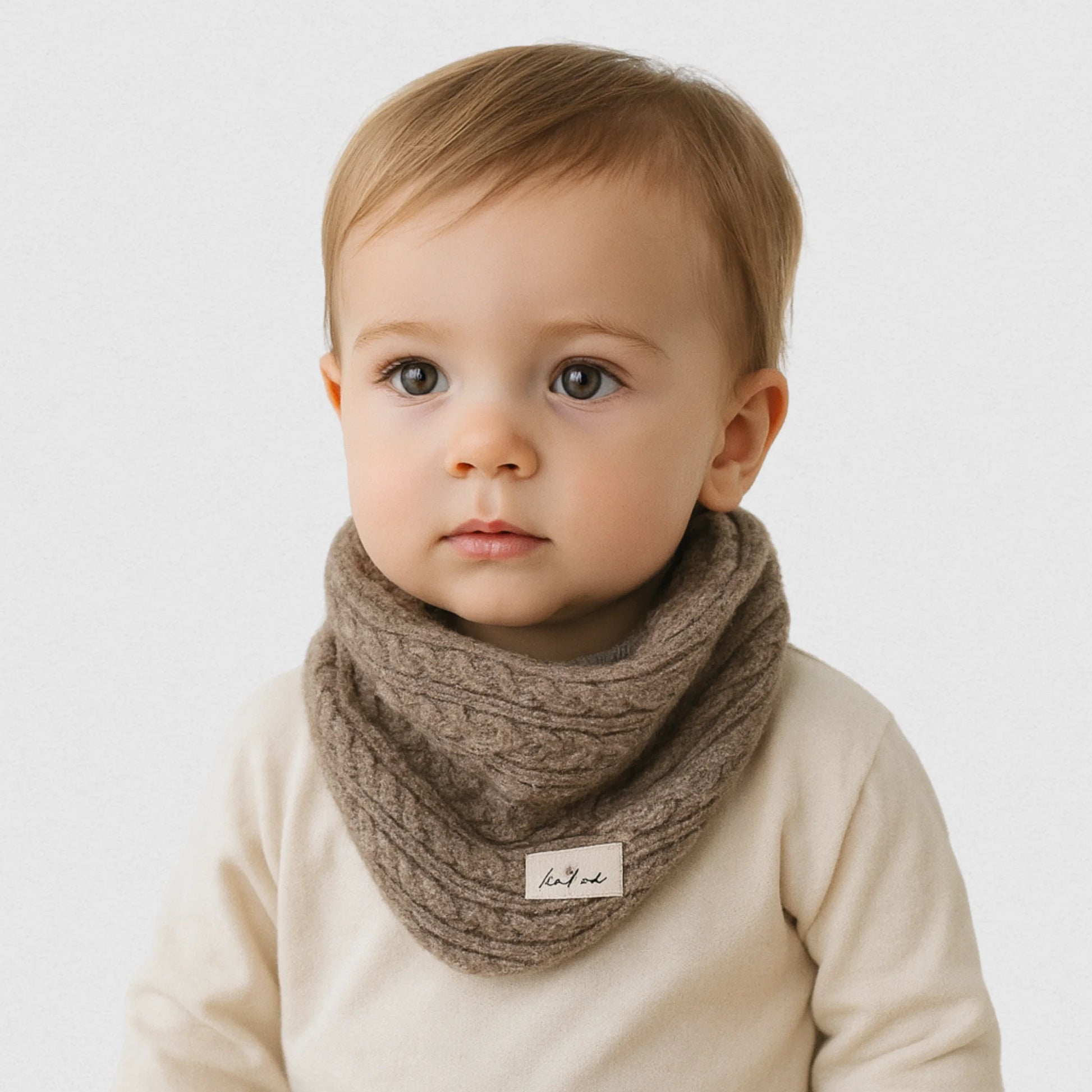 Enfant portant une écharpe triangle kaki chaude et douce – Maison Amavia