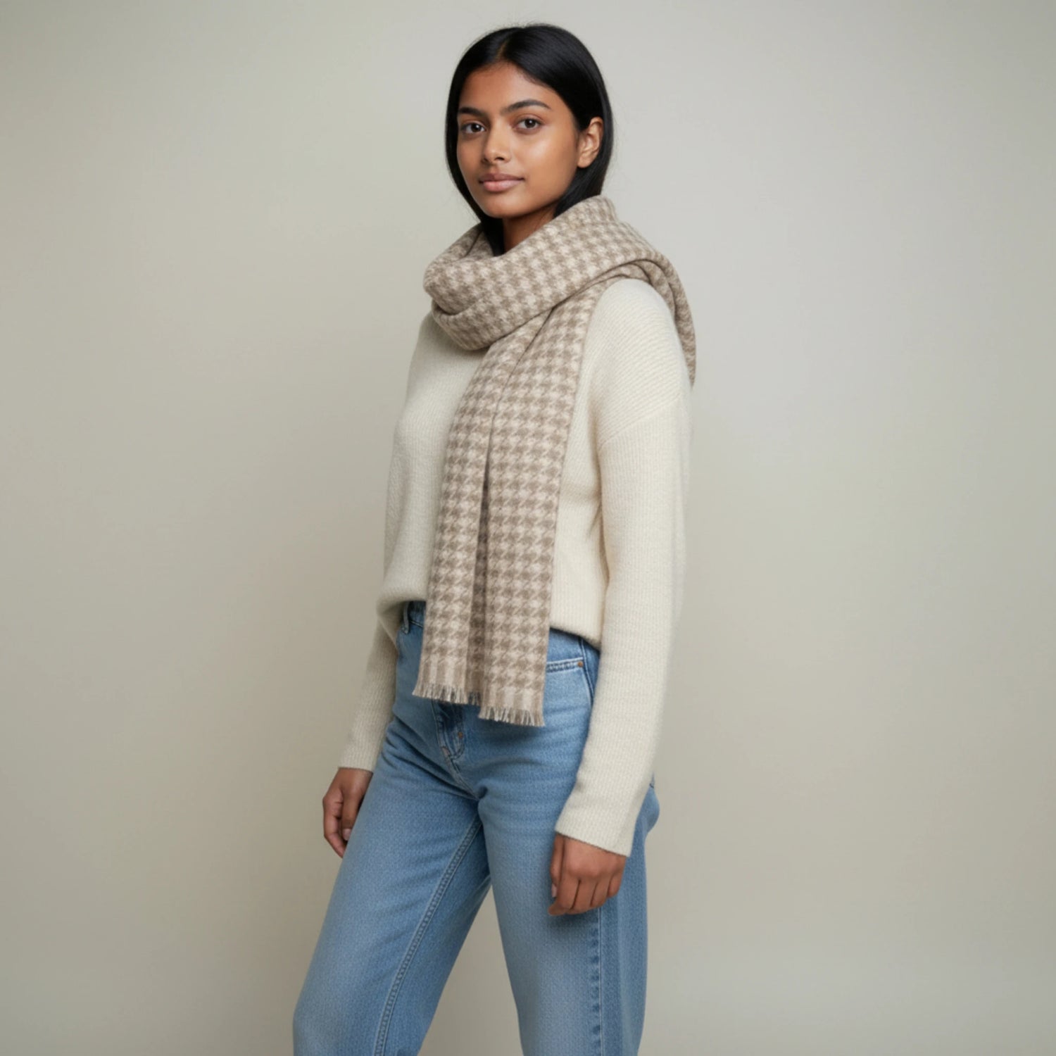 Écharpe femme à carreaux avec franges portée en studio – Maison Amavia