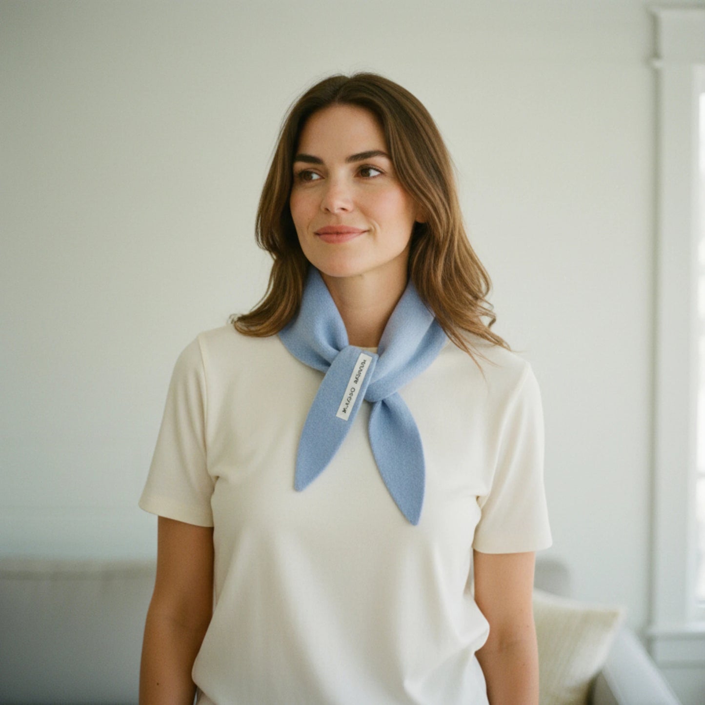 Écharpe femme en laine portée, style élégant et confortable