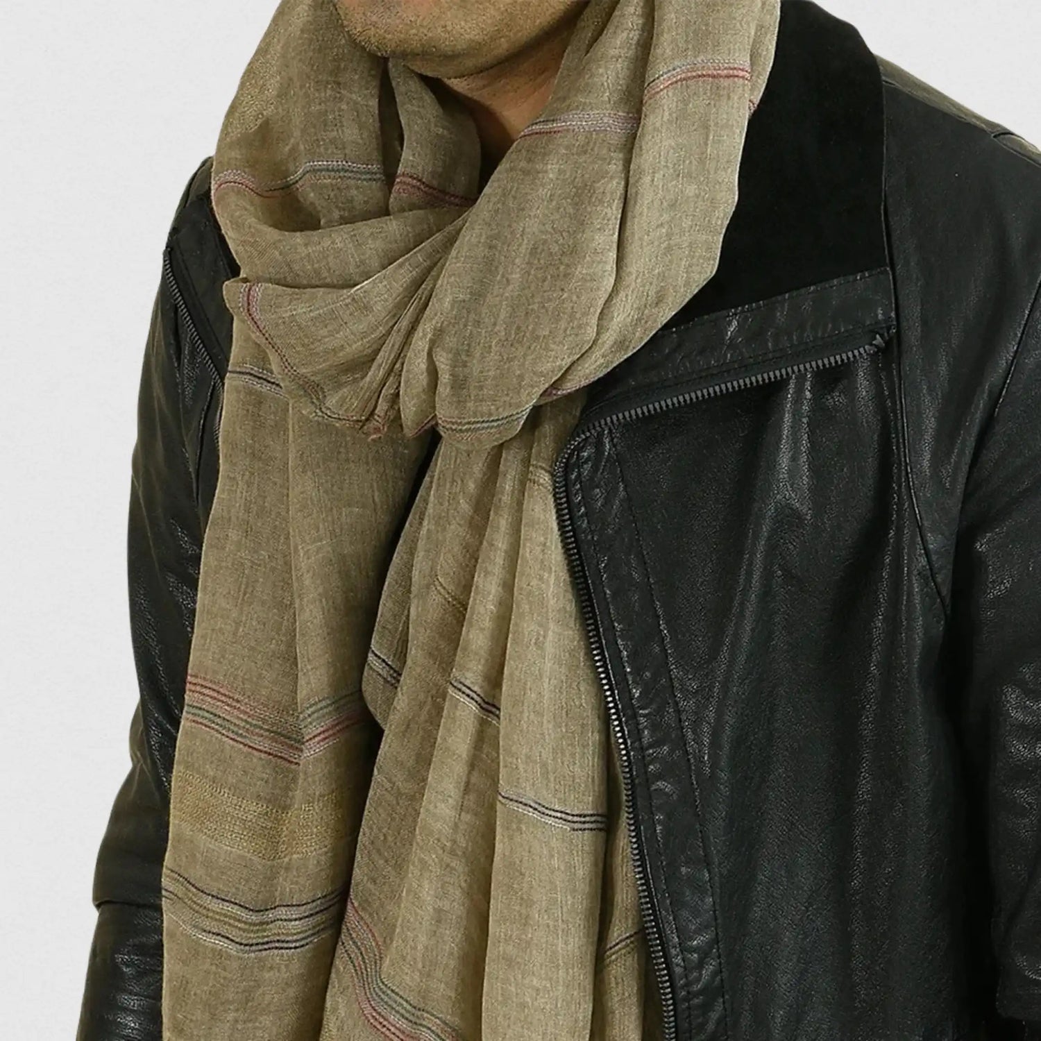 Écharpe homme élégante en coton et lin de grande taille portée avec une veste en cuir noire, modèle rayé beige 190×90 cm.