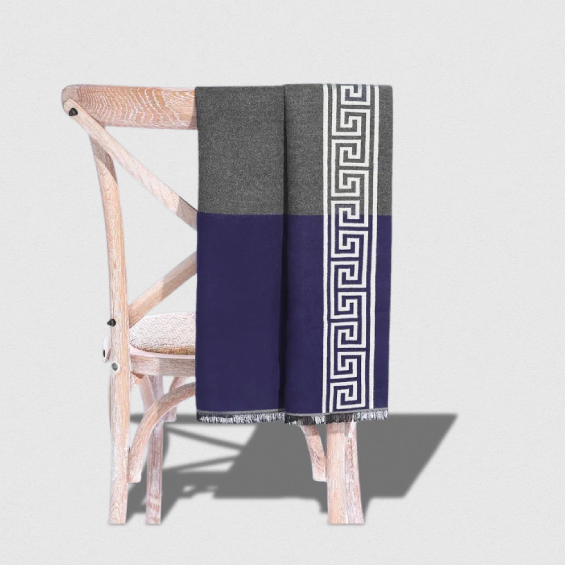 Écharpe homme gris et bleu marine avec motif grec blanc – Maison Amavia