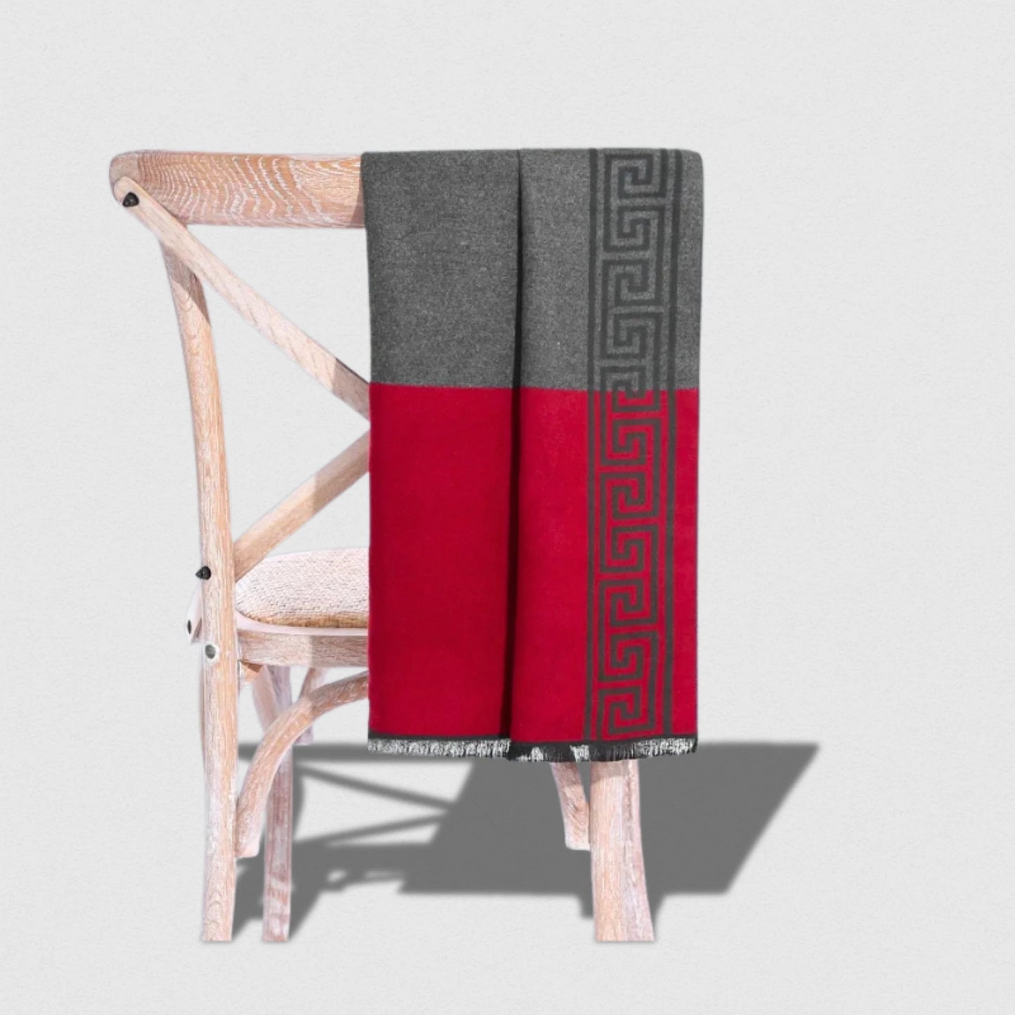 Écharpe homme grise et rouge avec motif grec noir – Maison Amavia