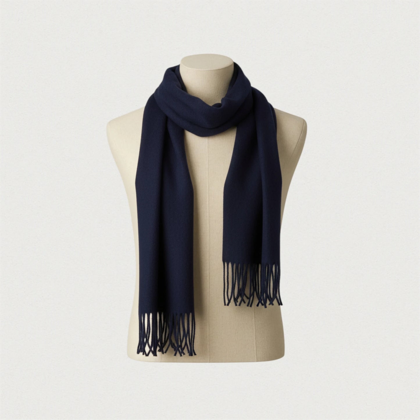 Écharpe homme en laine bleu marine – modèle Maison Amavia, écharpe chaude avec franges.