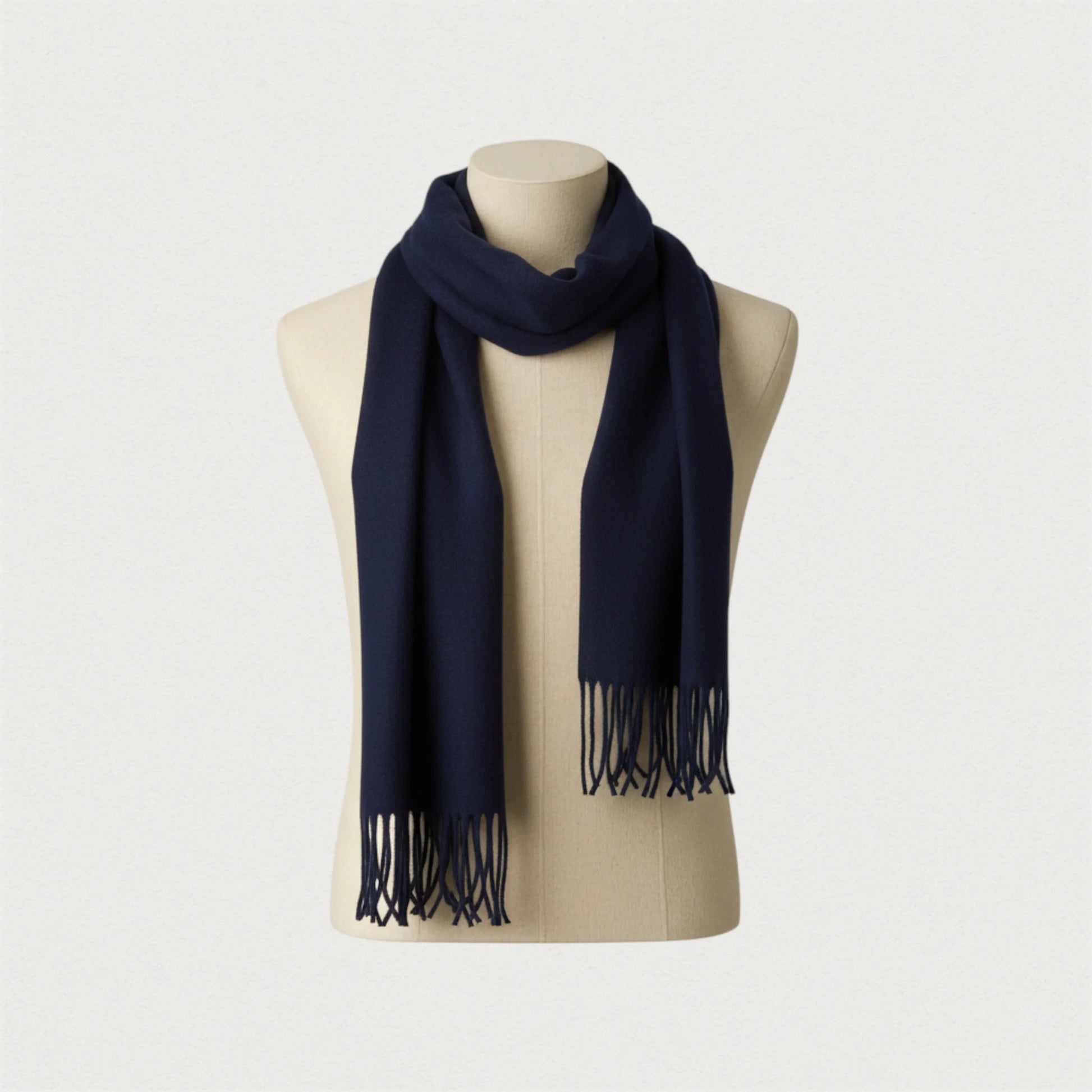 Écharpe homme en laine bleu marine – modèle Maison Amavia, écharpe chaude avec franges.