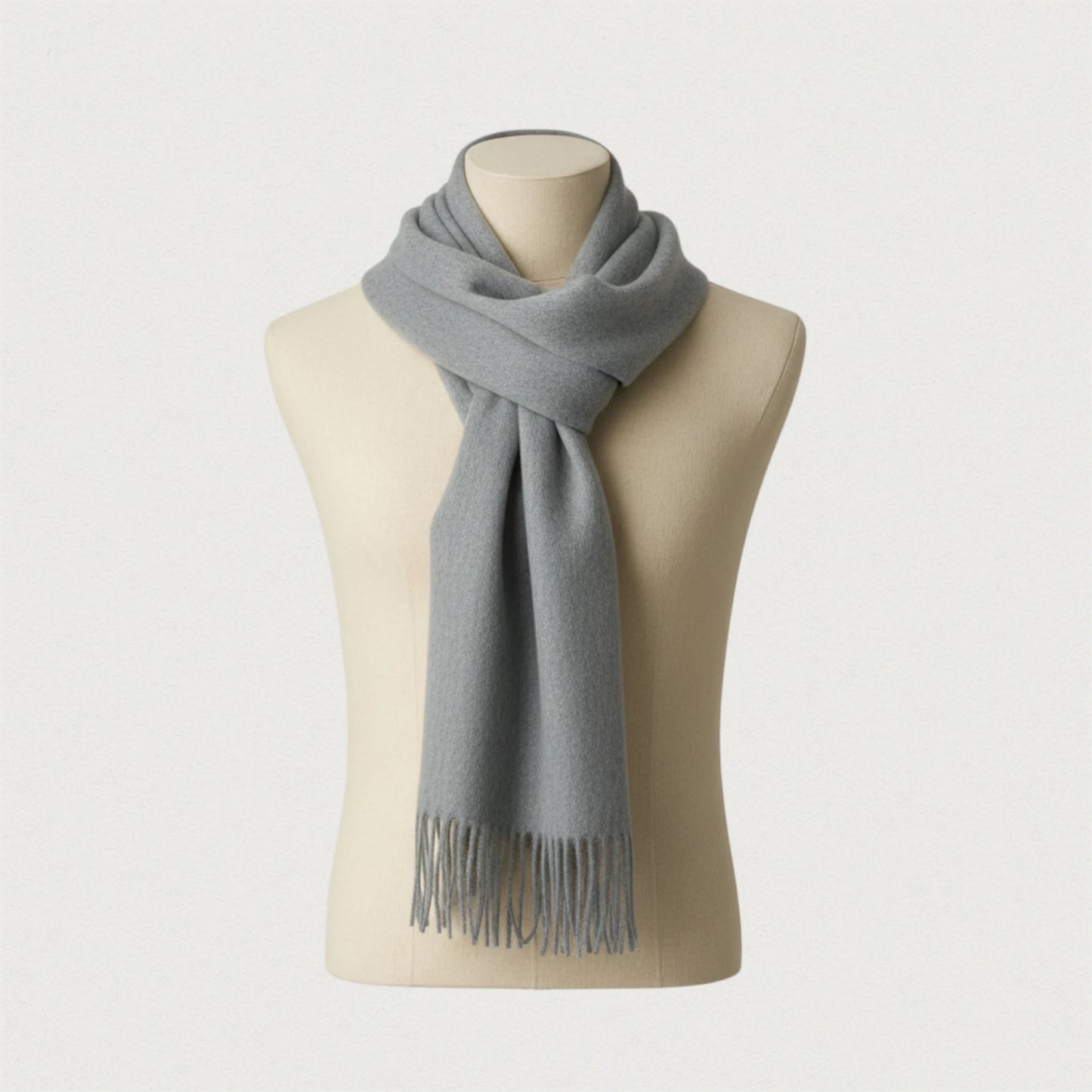 Écharpe homme en laine gris clair – modèle Maison Amavia, écharpe hiver douce avec franges.