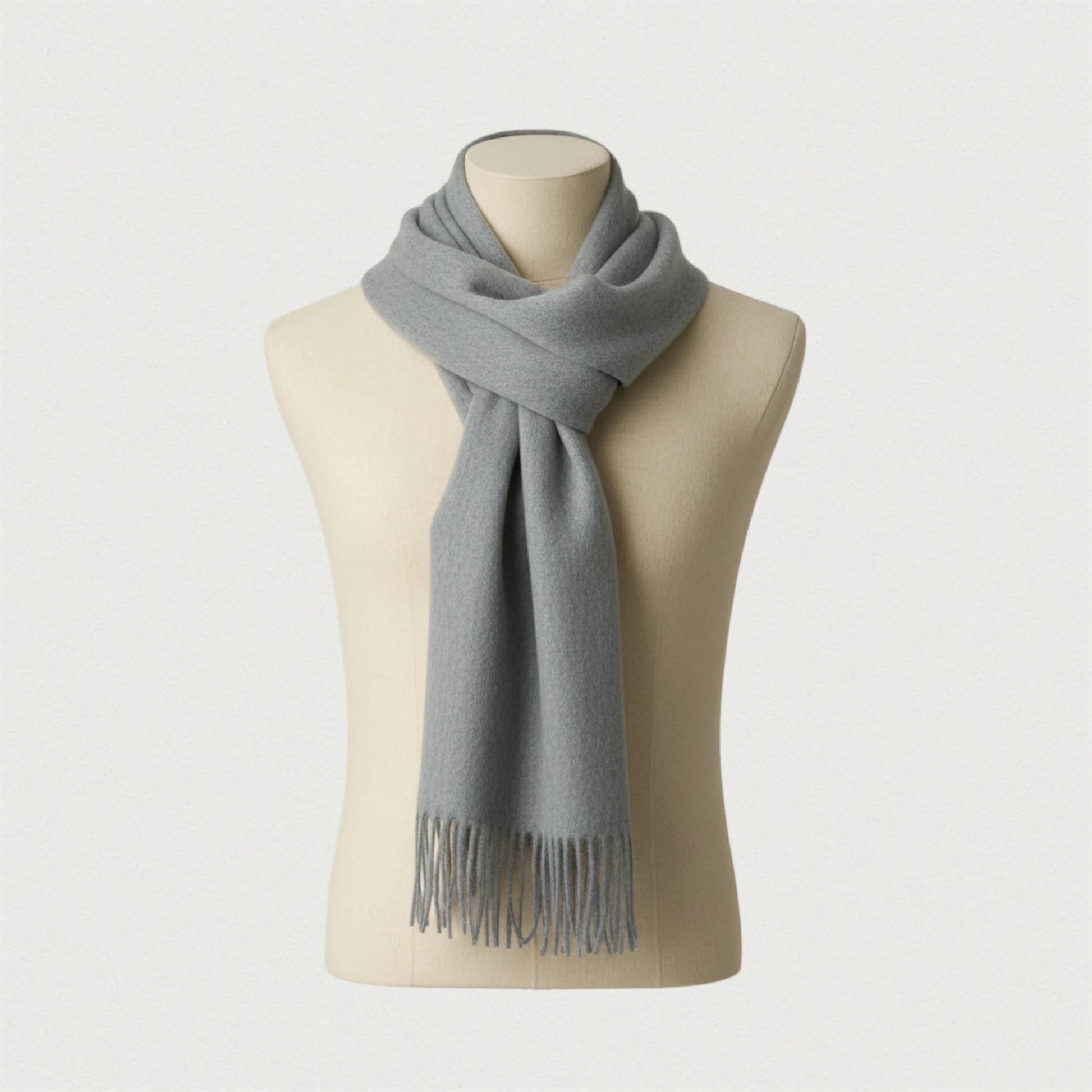 Écharpe homme en laine gris clair – modèle Maison Amavia, écharpe hiver douce avec franges.