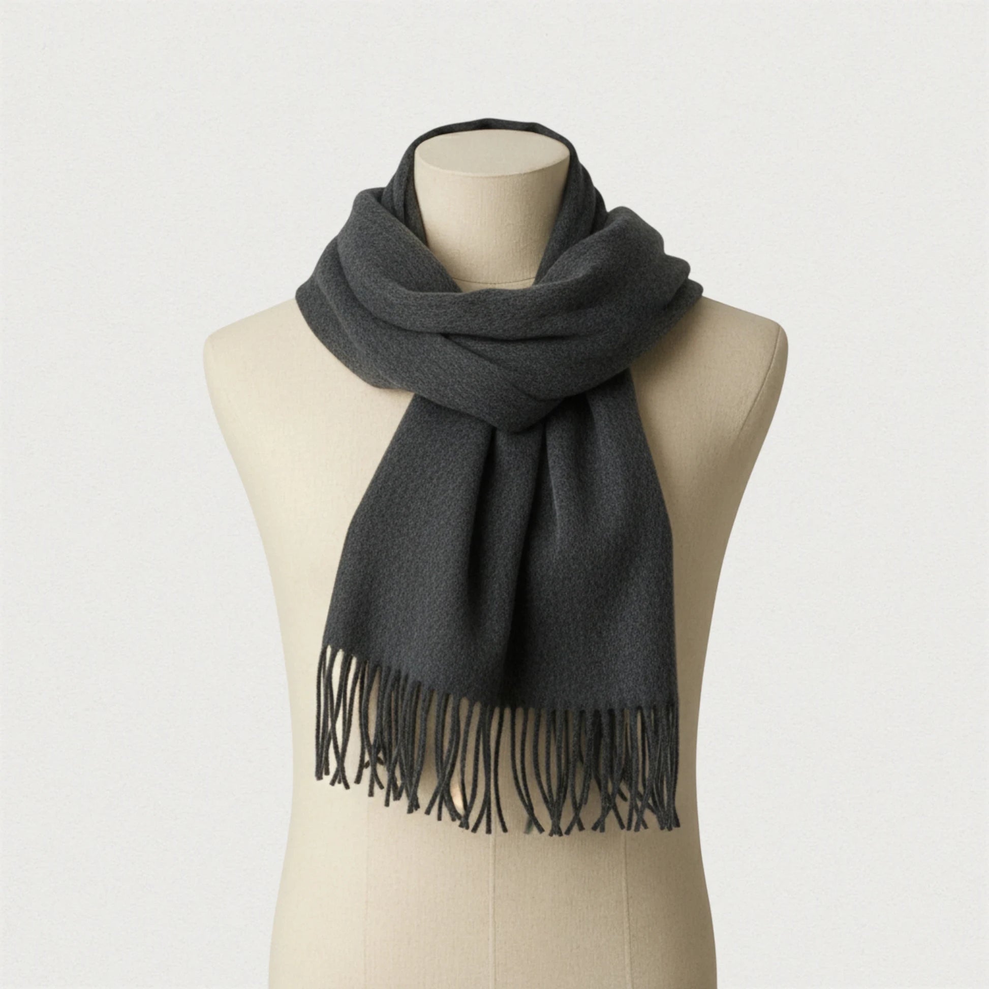 Écharpe homme en laine gris foncé, modèle oversize avec franges – Maison Amavia