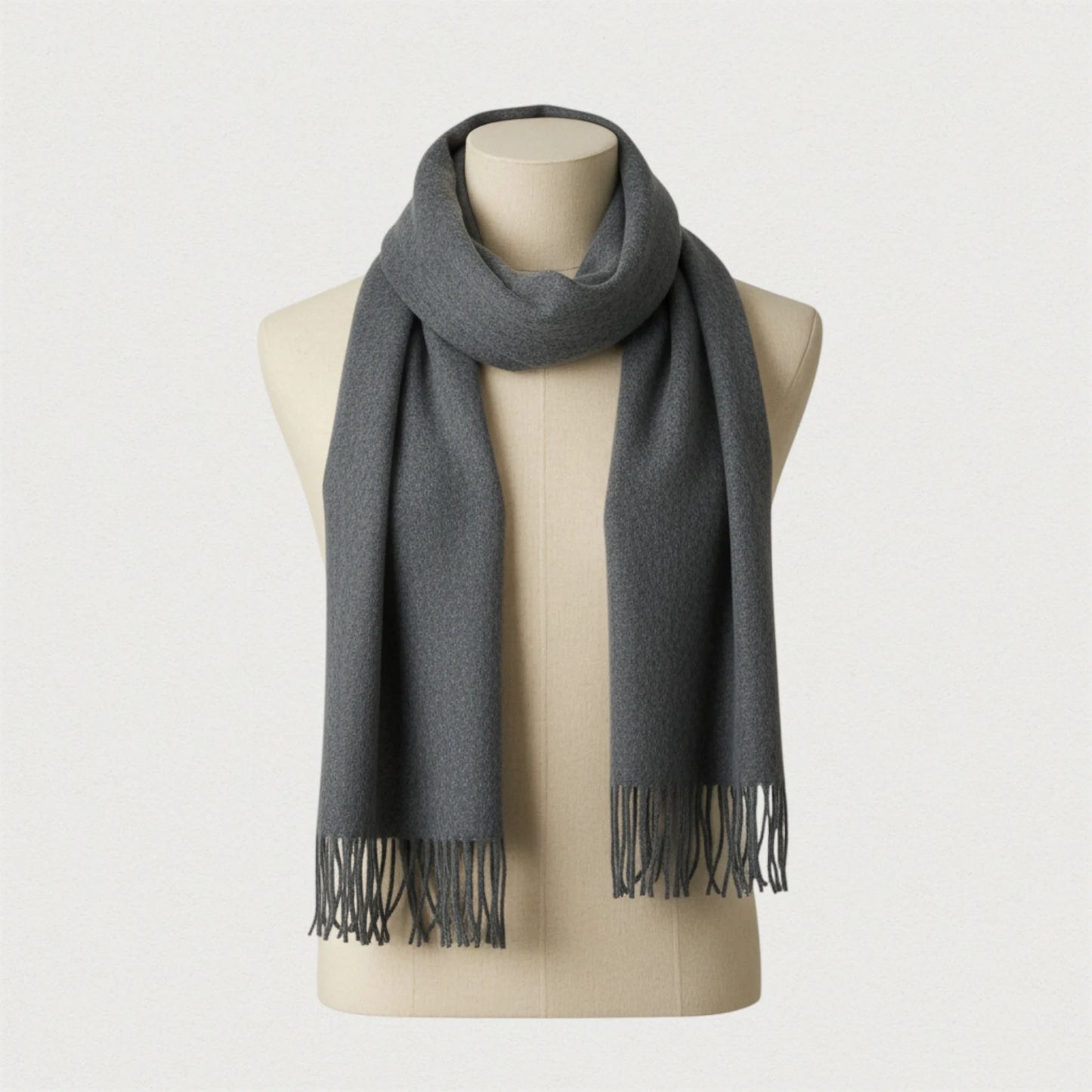 Écharpe homme en laine gris – modèle Maison Amavia, écharpe douce avec franges.