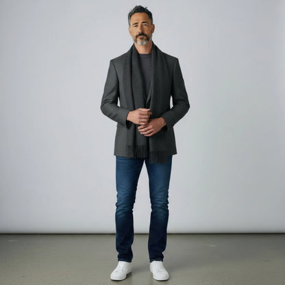 Homme portant une écharpe en laine grise premium – écharpe homme hiver, style élégant et moderne, Maison Amavia