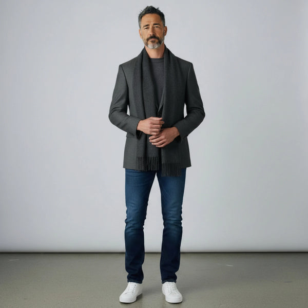 Homme portant une écharpe en laine grise premium – écharpe homme hiver, style élégant et moderne, Maison Amavia