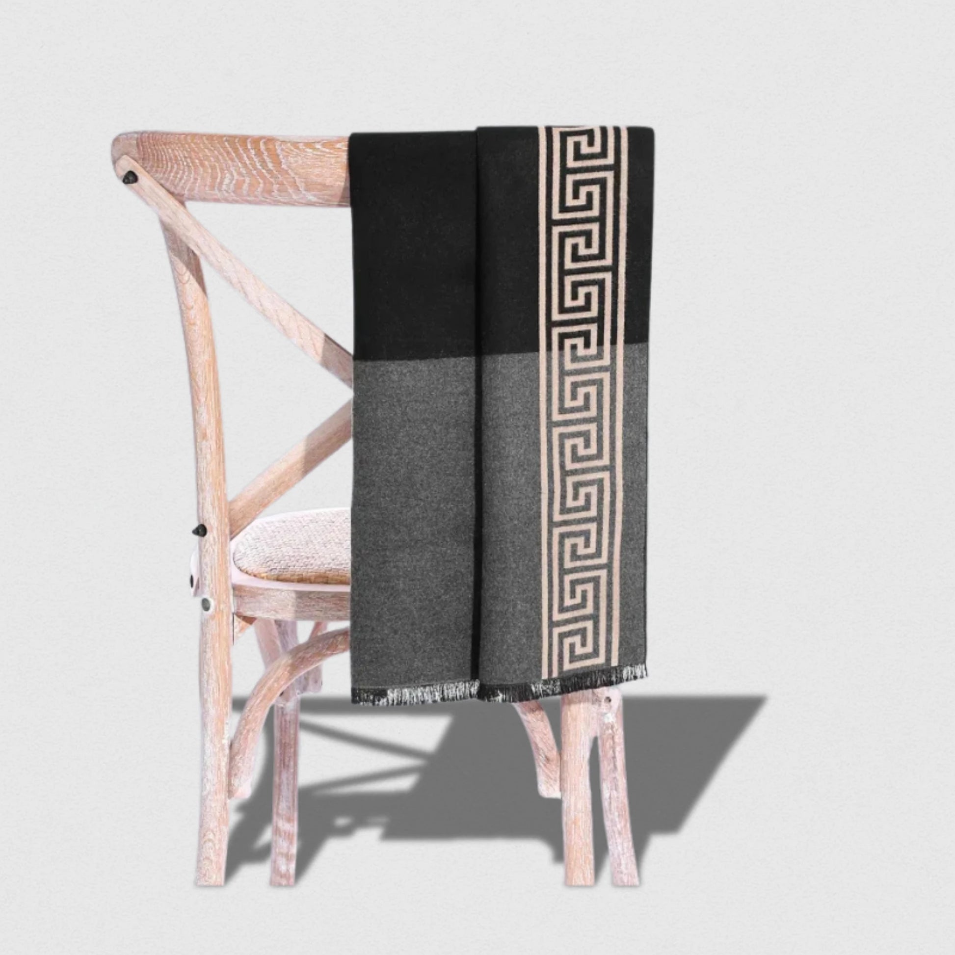 Écharpe homme noire et grise avec motif grec beige – Maison Amavia