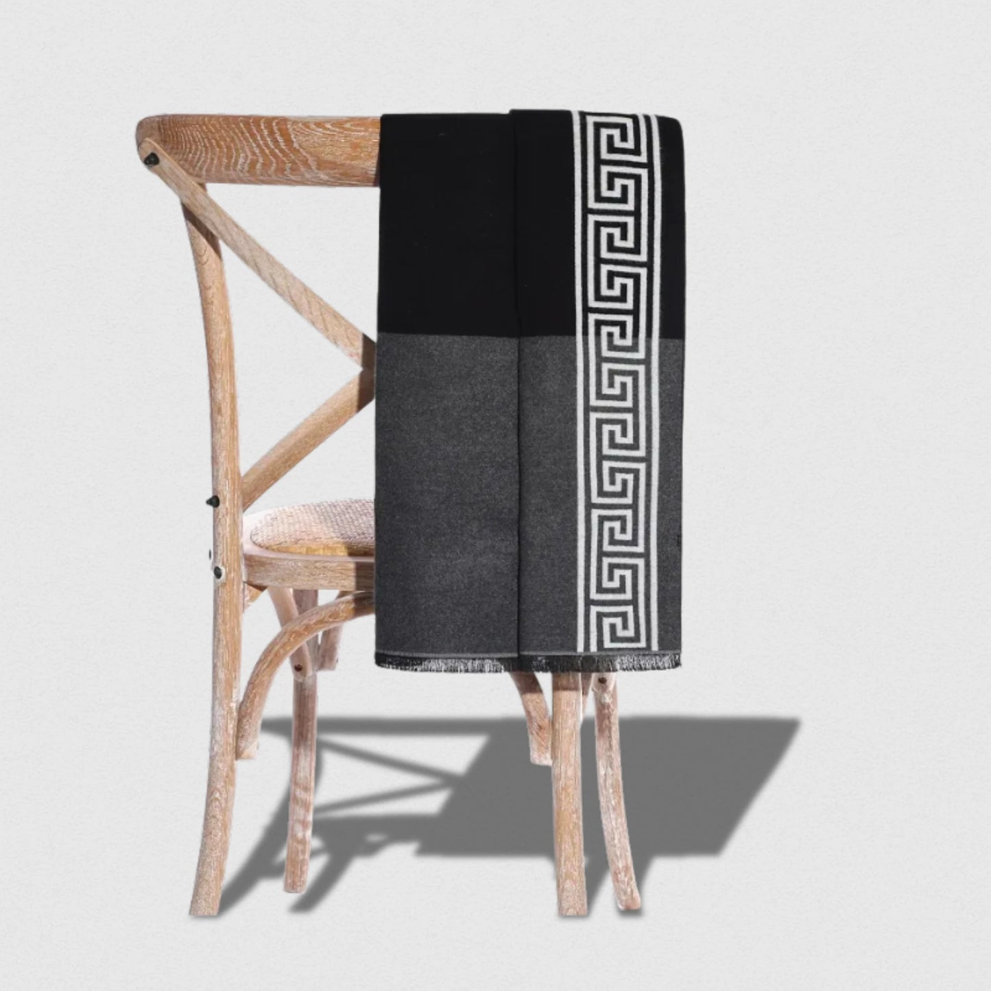Écharpe homme noire et grise avec motif grec blanc – Maison Amavia