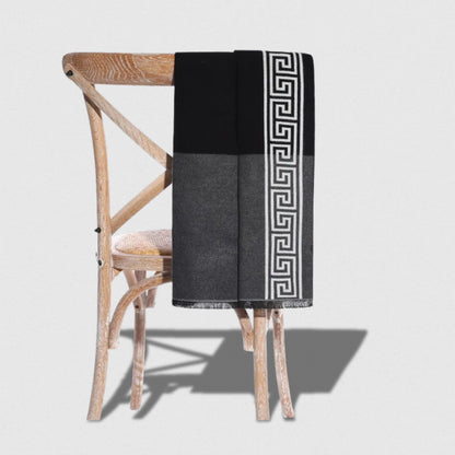 Écharpe homme noire et grise avec motif grec blanc – Maison Amavia