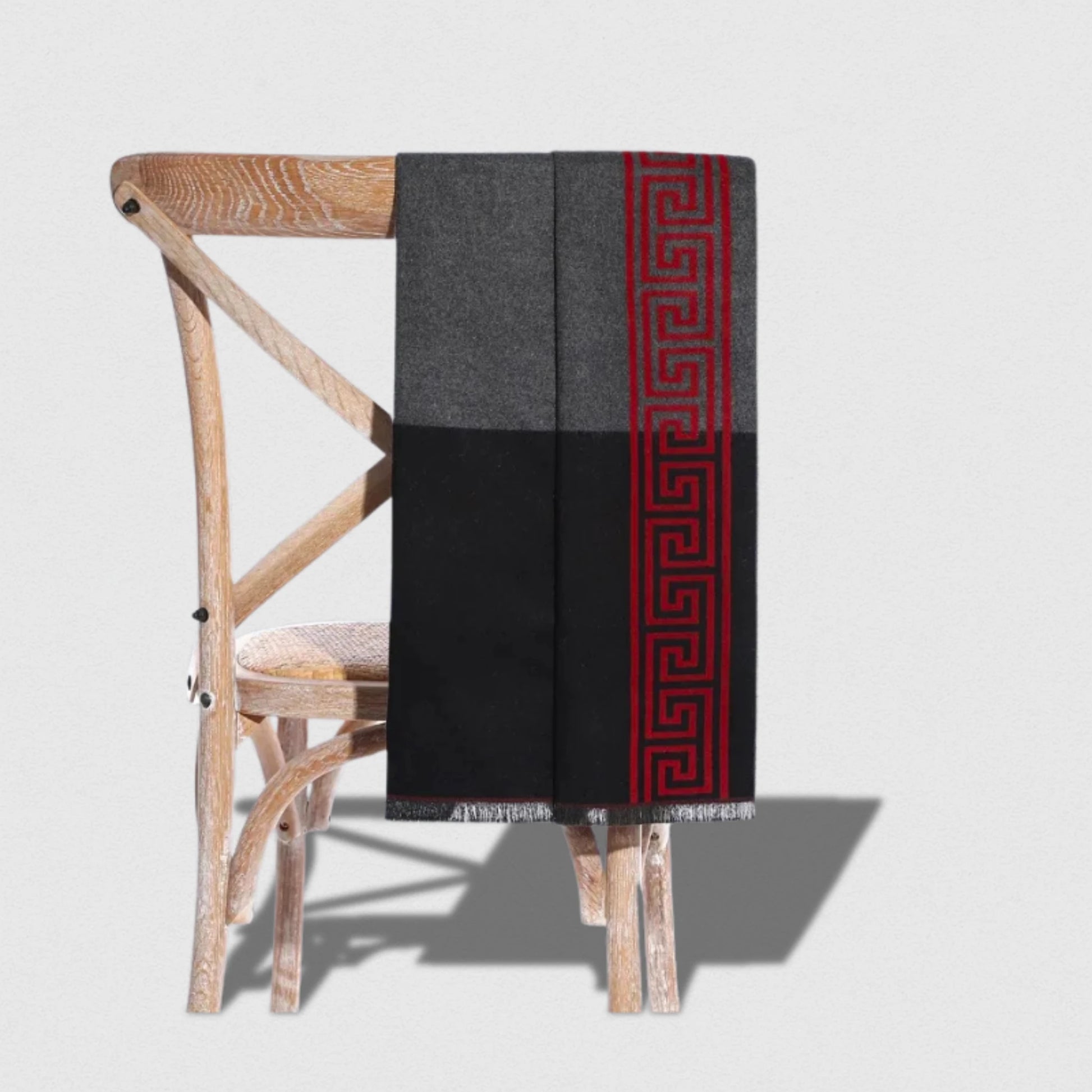 Écharpe homme noire et grise avec motif grec rouge – Maison Amavia