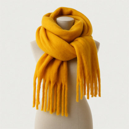 Écharpe jaune moutarde douce et chaude – présentation studio sur mannequin Maison Amavia