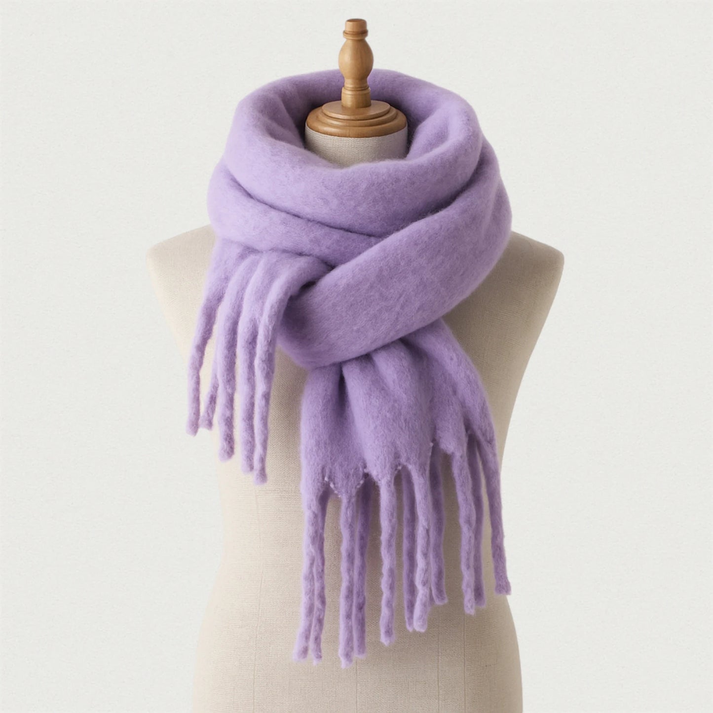 Écharpe lavande oversize en laine douce avec franges, présentée sur un mannequin gris – Maison Amavia