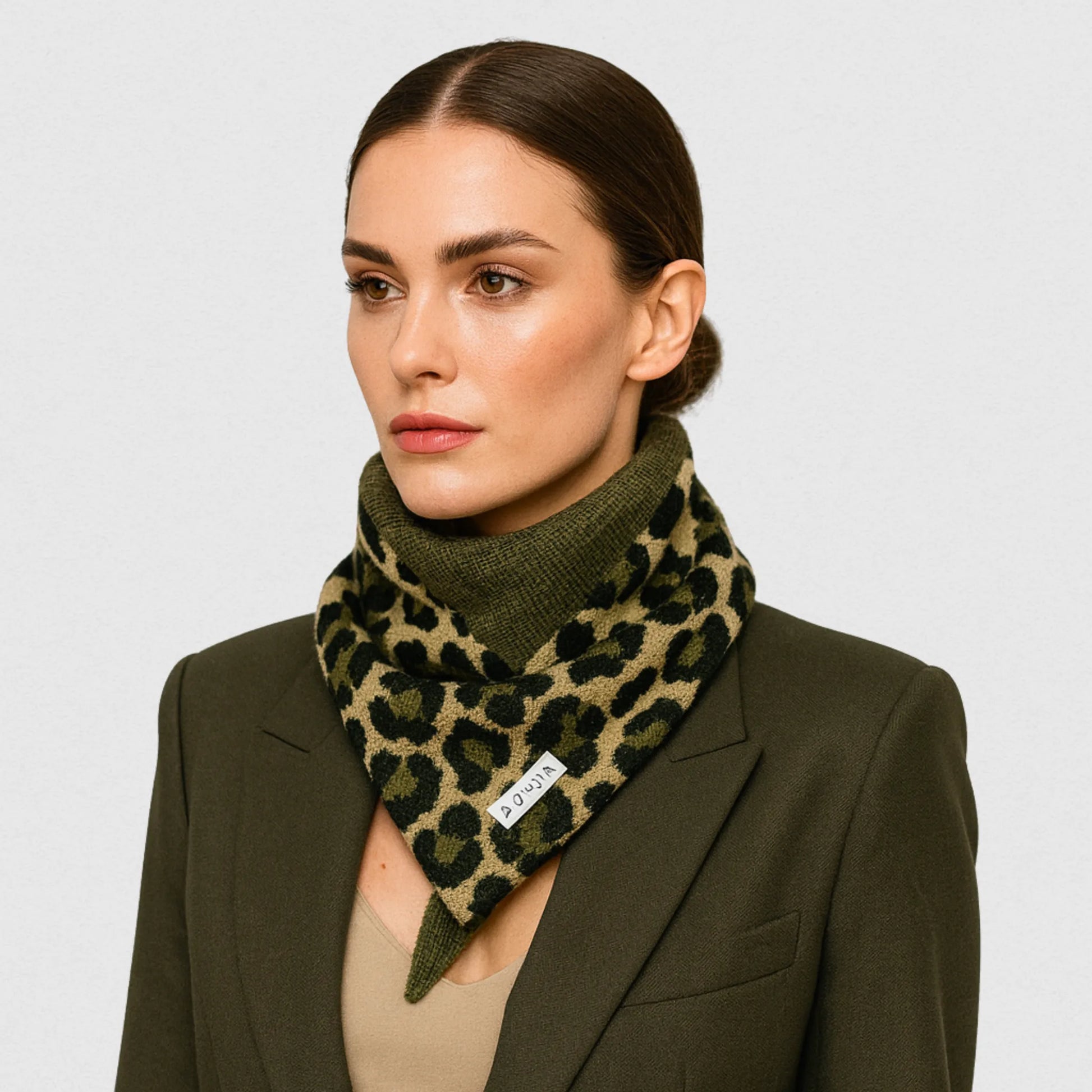 Femme portant une écharpe léopard triangulaire kaki sur fond gris perle – Maison Amavia