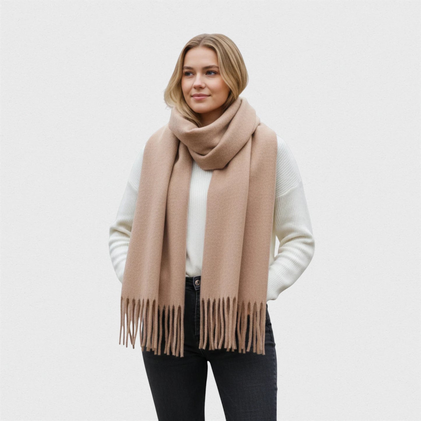 Écharpe pashmina beige crème Maison Amavia, photo lifestyle sur fond gris perle en studio.