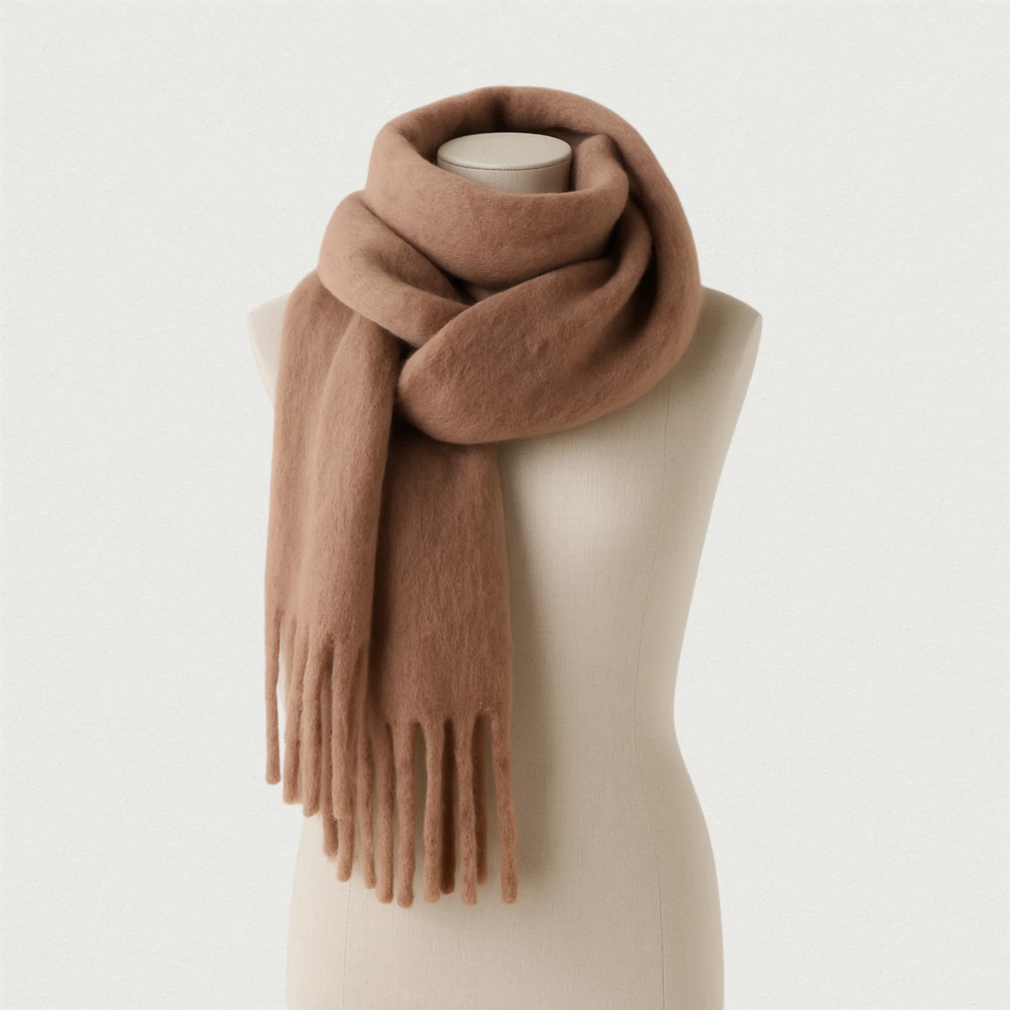 Écharpe beige rosé Maison Amavia – modèle pashmina doux présenté sur mannequin en studio