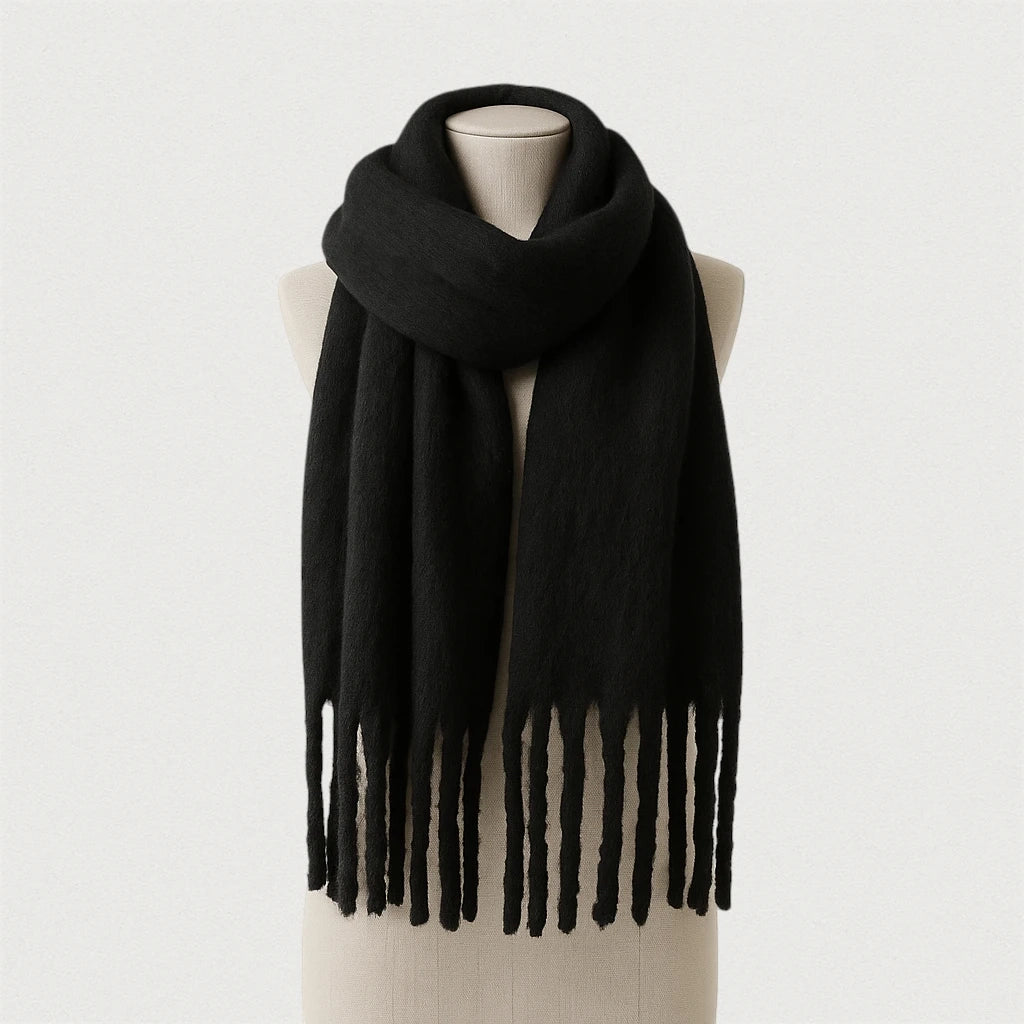 Écharpe noire épaisse et douce à franges, présentée en studio sur un mannequin – Maison Amavia