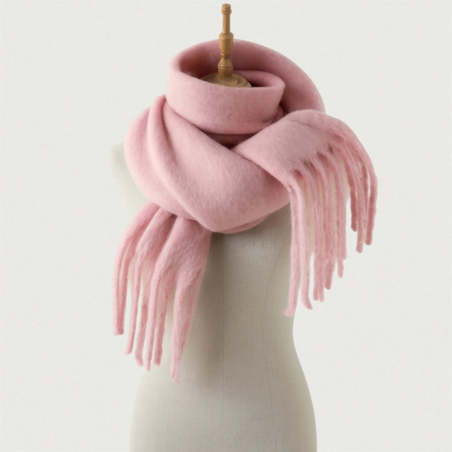 Écharpe rose poudre Maison Amavia – modèle pashmina doux présenté en studio sur mannequin