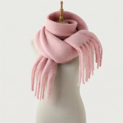 Écharpe rose poudre Maison Amavia – modèle pashmina doux présenté en studio sur mannequin