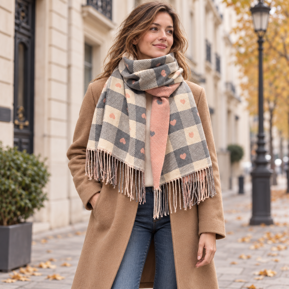 Écharpe femme rose à carreaux et cœurs avec franges