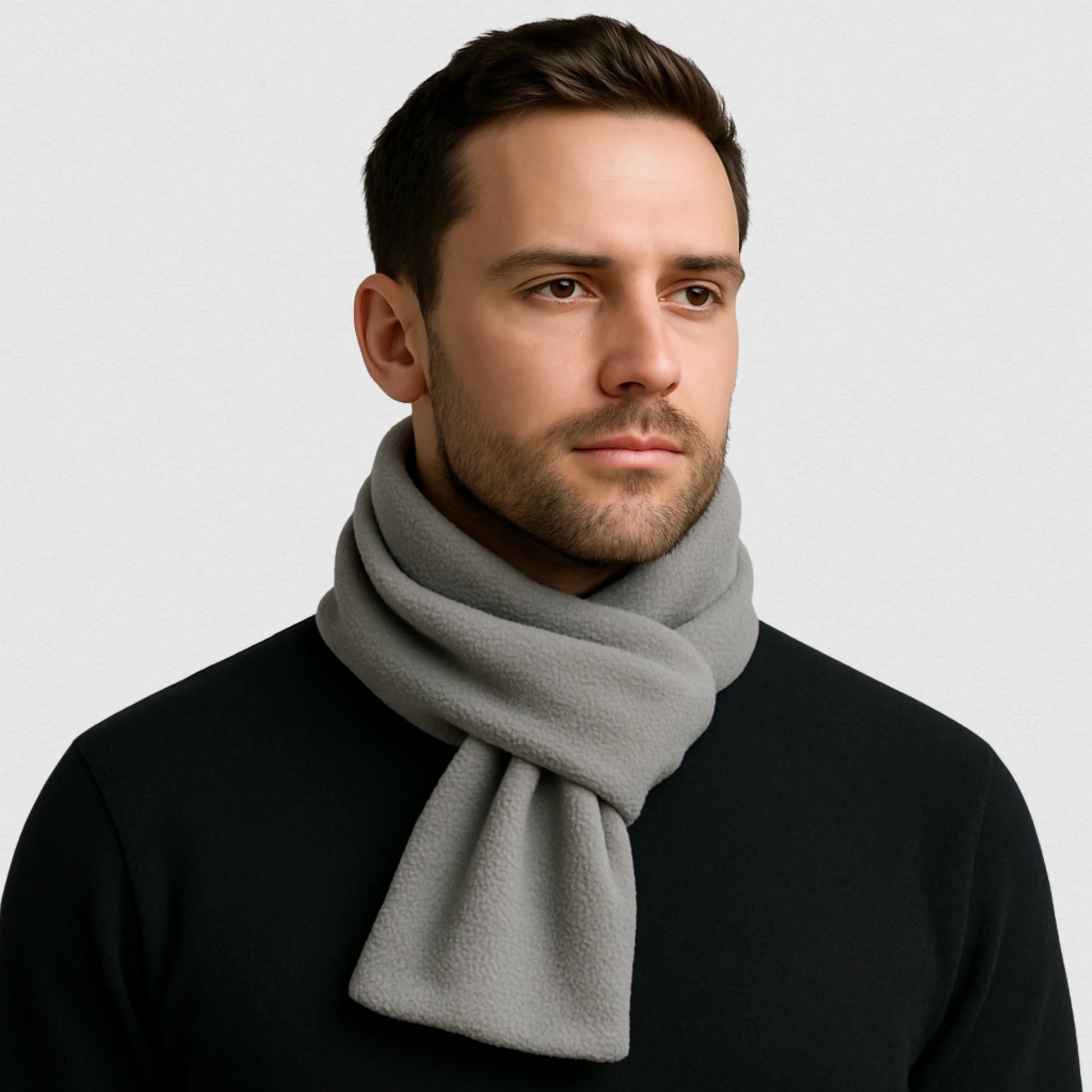 Homme portant une écharpe polaire grise en studio sur fond gris perle – Maison Amavia