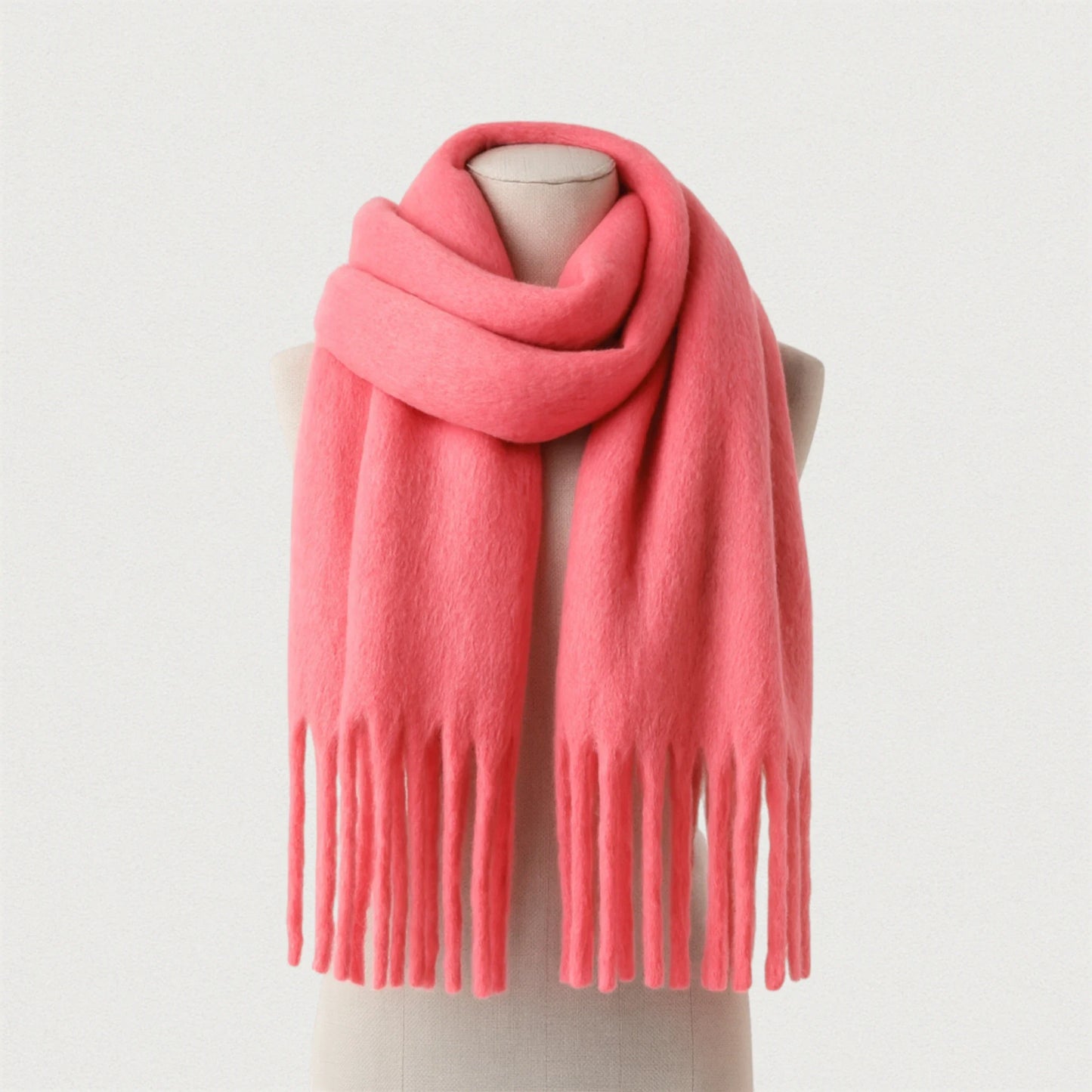 Écharpe rose corail épaisse et douce avec franges, présentée sur mannequin – Maison Amavia