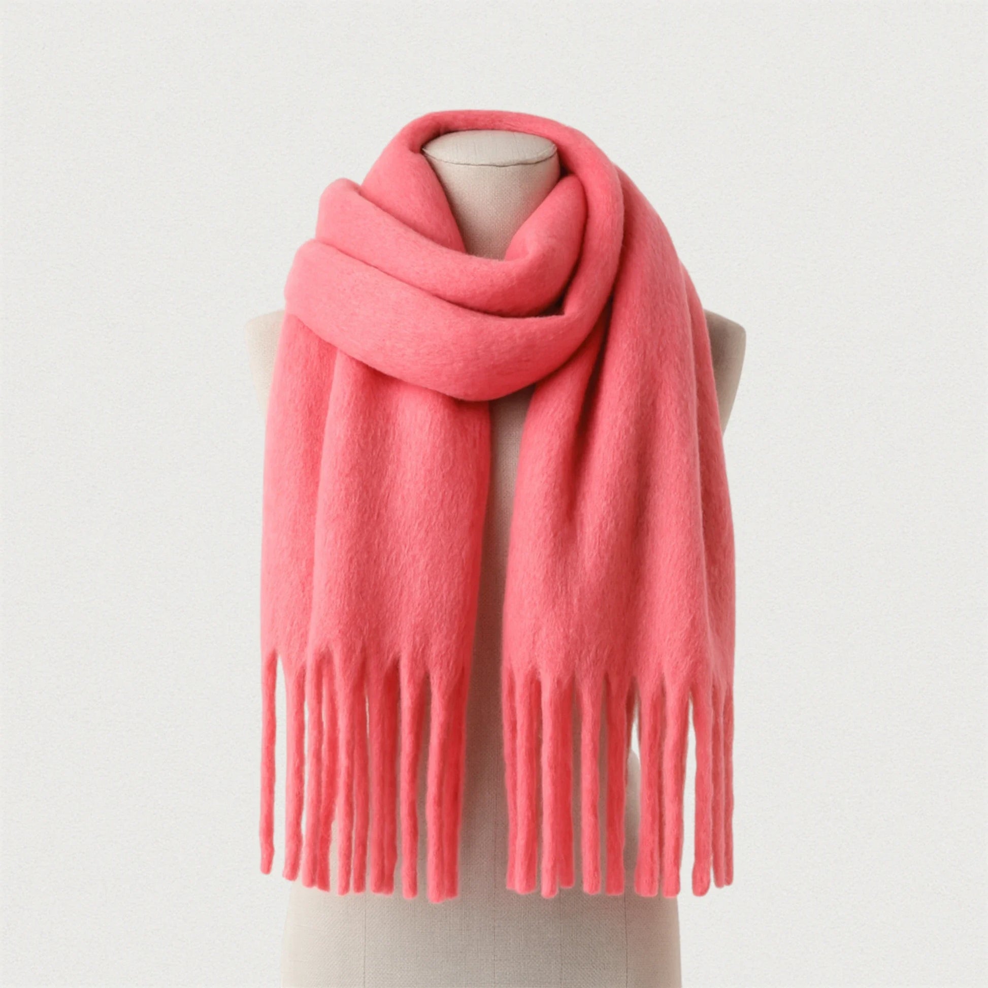 Écharpe rose corail épaisse et douce avec franges, présentée sur mannequin – Maison Amavia