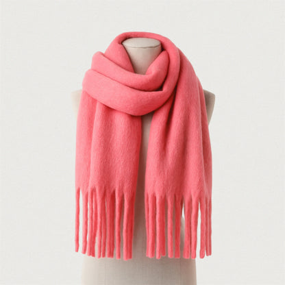 Écharpe rose corail épaisse et douce avec franges, présentée sur mannequin – Maison Amavia
