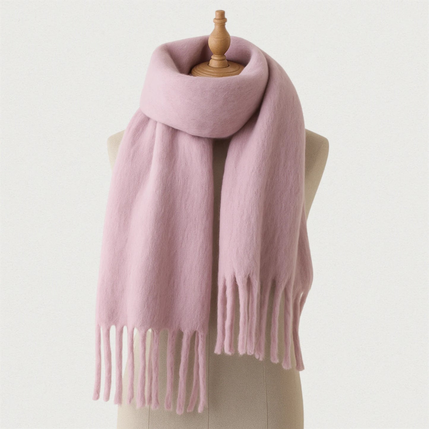 Écharpe rose lilas douce avec franges, présentée sur mannequin – Maison Amavia