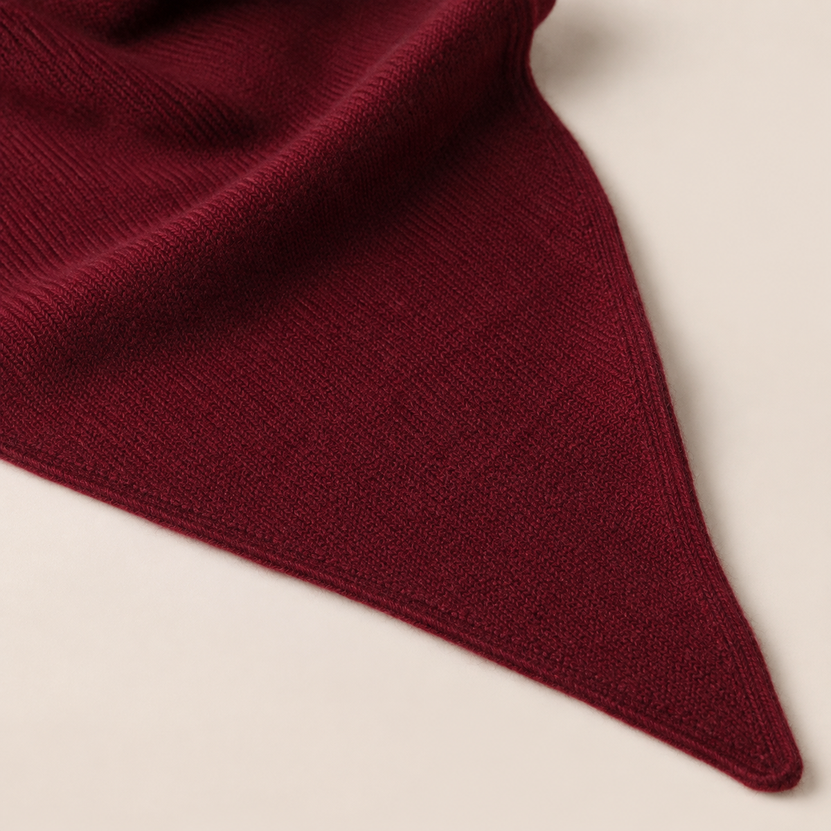 Détail de la maille fine de l’écharpe triangle bordeaux