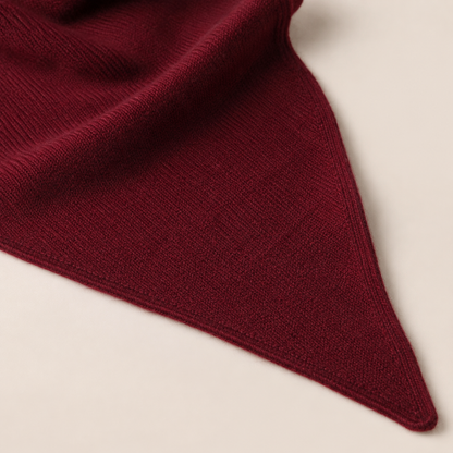 Détail de la maille fine de l’écharpe triangle bordeaux