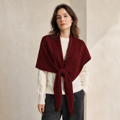 Écharpe triangle femme bordeaux portée sur un pull ivoire