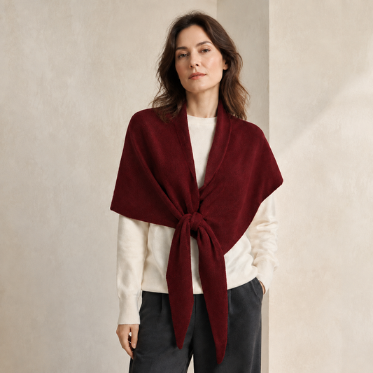 Écharpe triangle femme bordeaux portée sur un pull ivoire