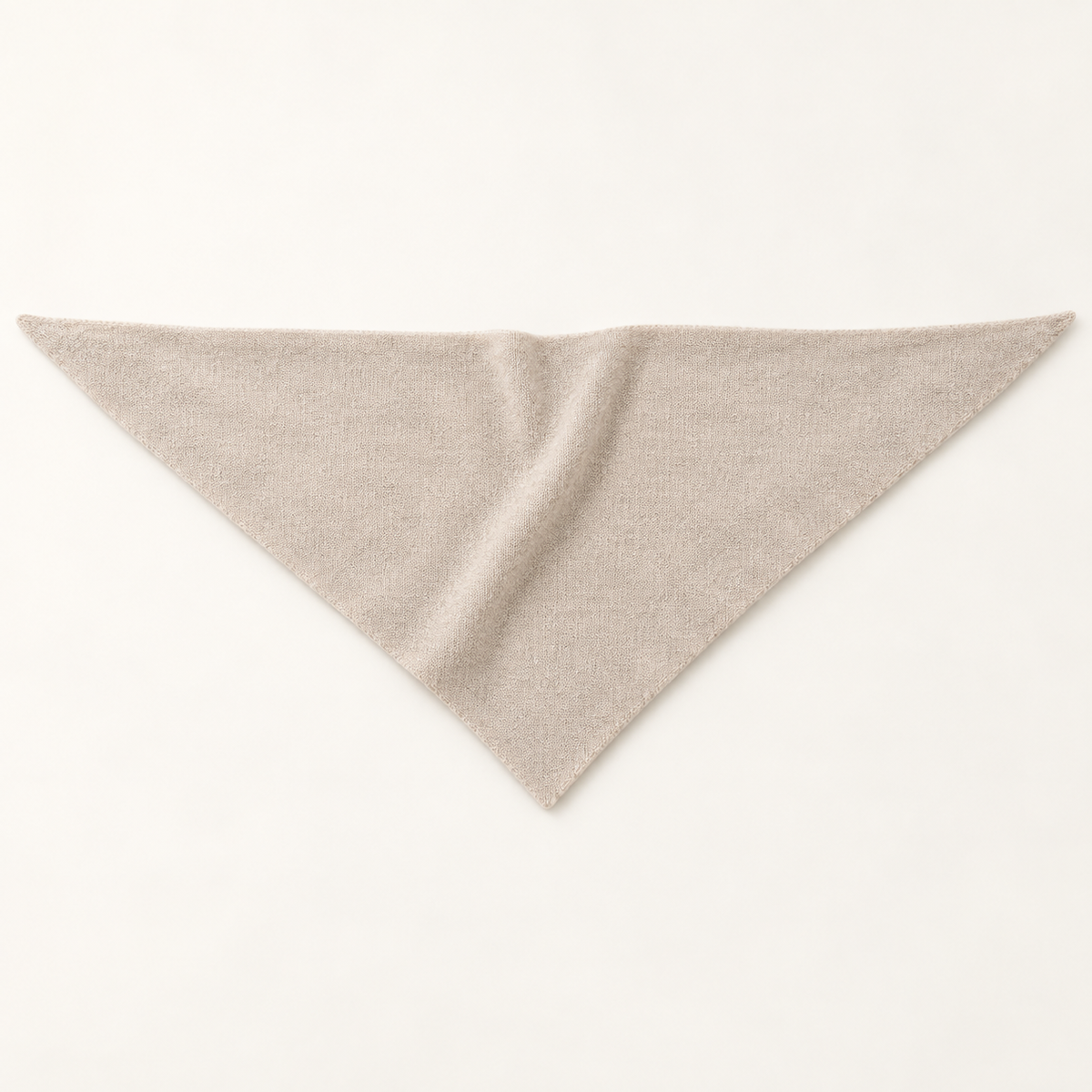 Écharpe triangle femme en laine beige dépliée