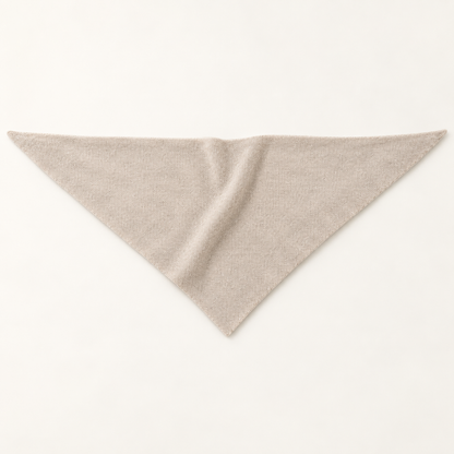 Écharpe triangle femme en laine beige dépliée