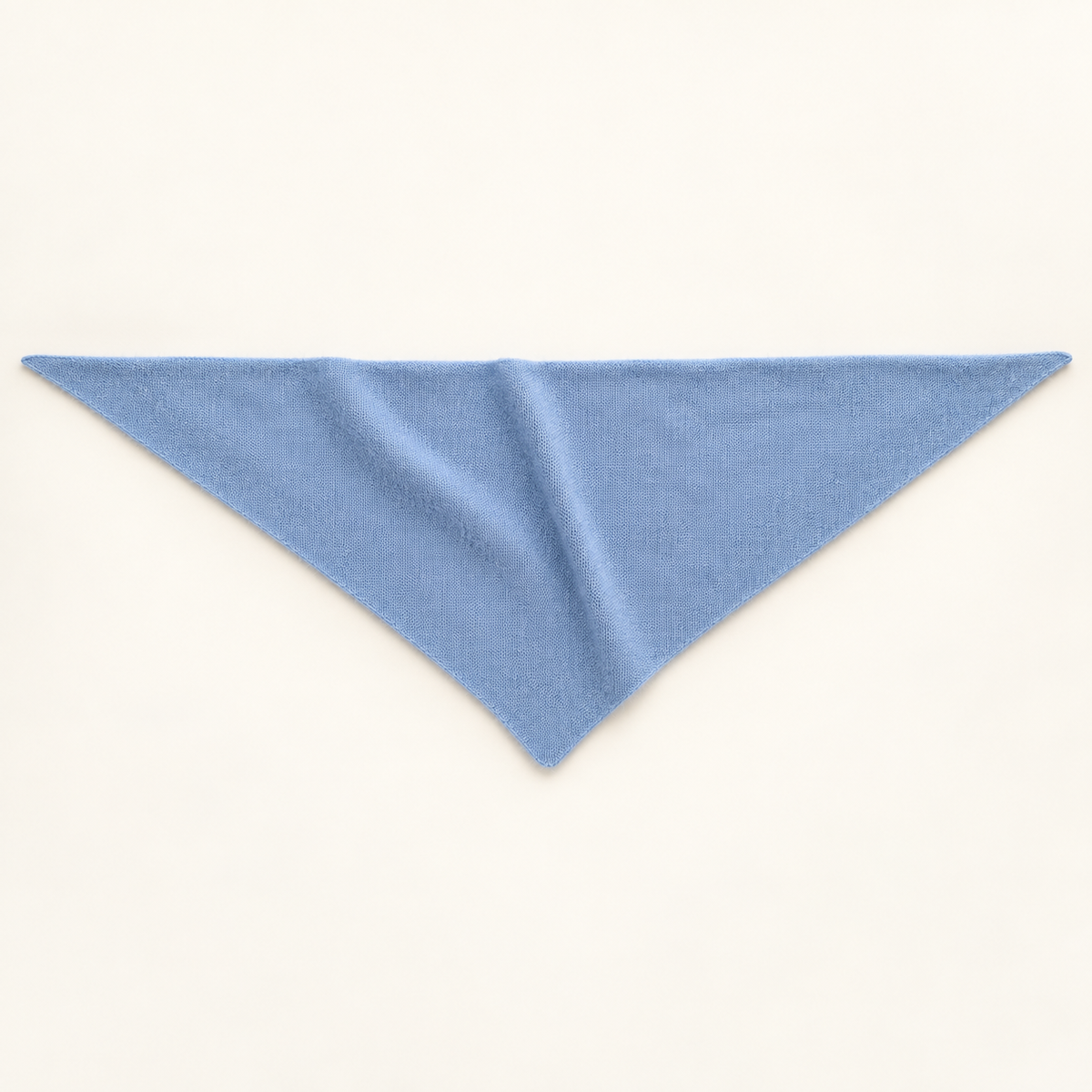Écharpe triangle femme en laine bleu ciel dépliée